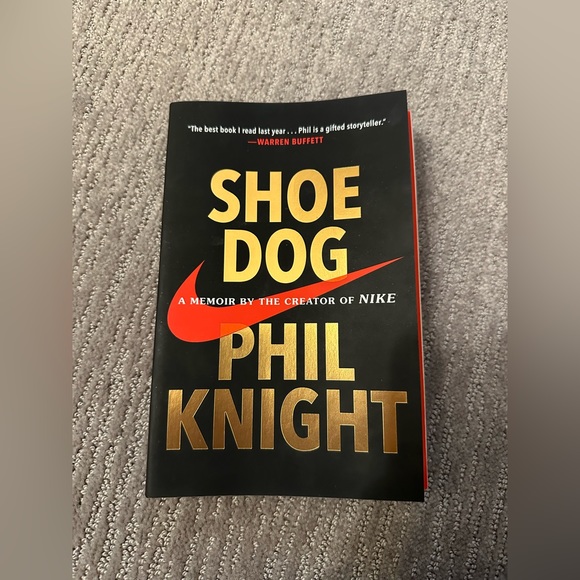 Shoe Dog paperback book - Picture 1 of 2